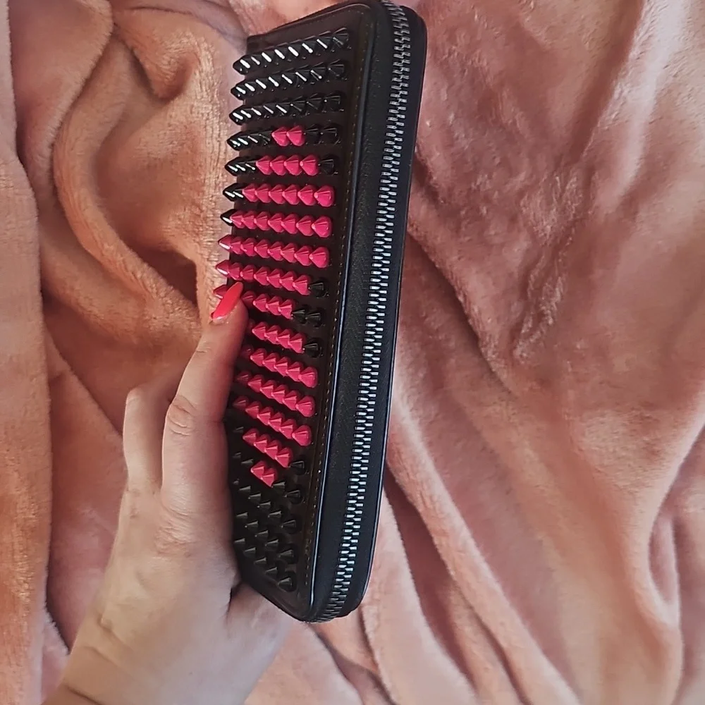 Christian Louboutin. Heart Loubiposh Valentines Black. - Picture 4 of 8